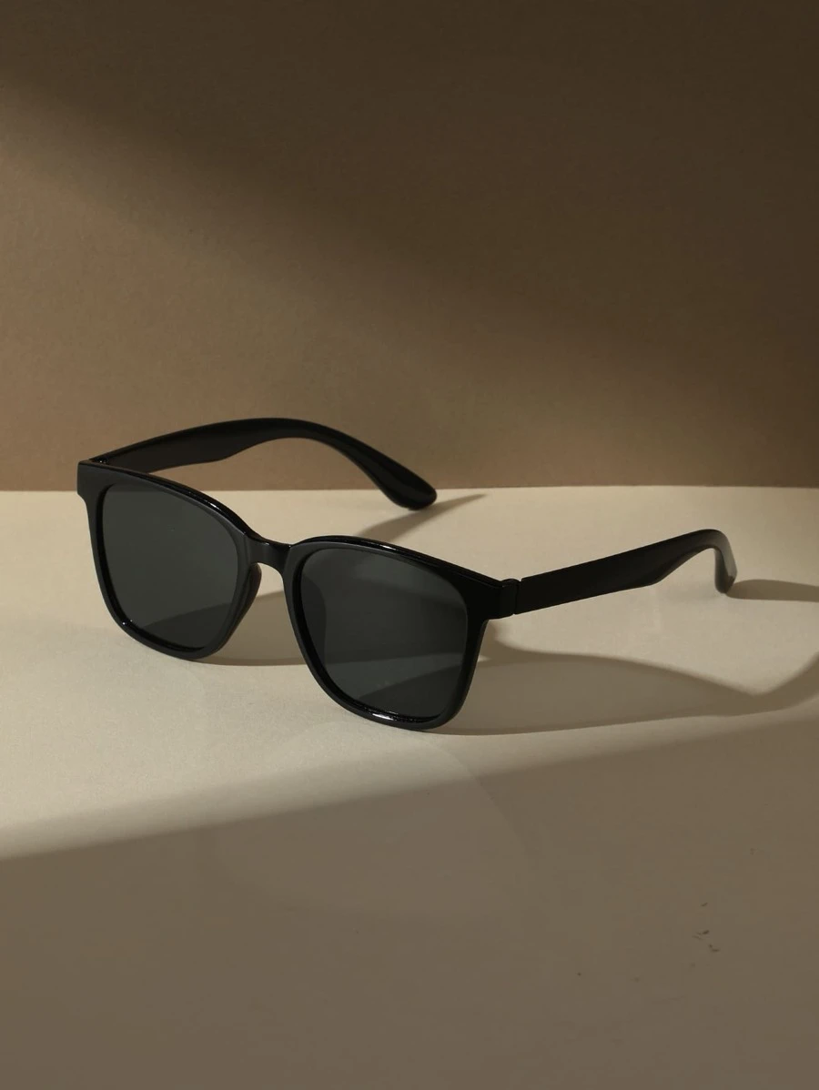 Sleek Black Rectangular Sunglasses