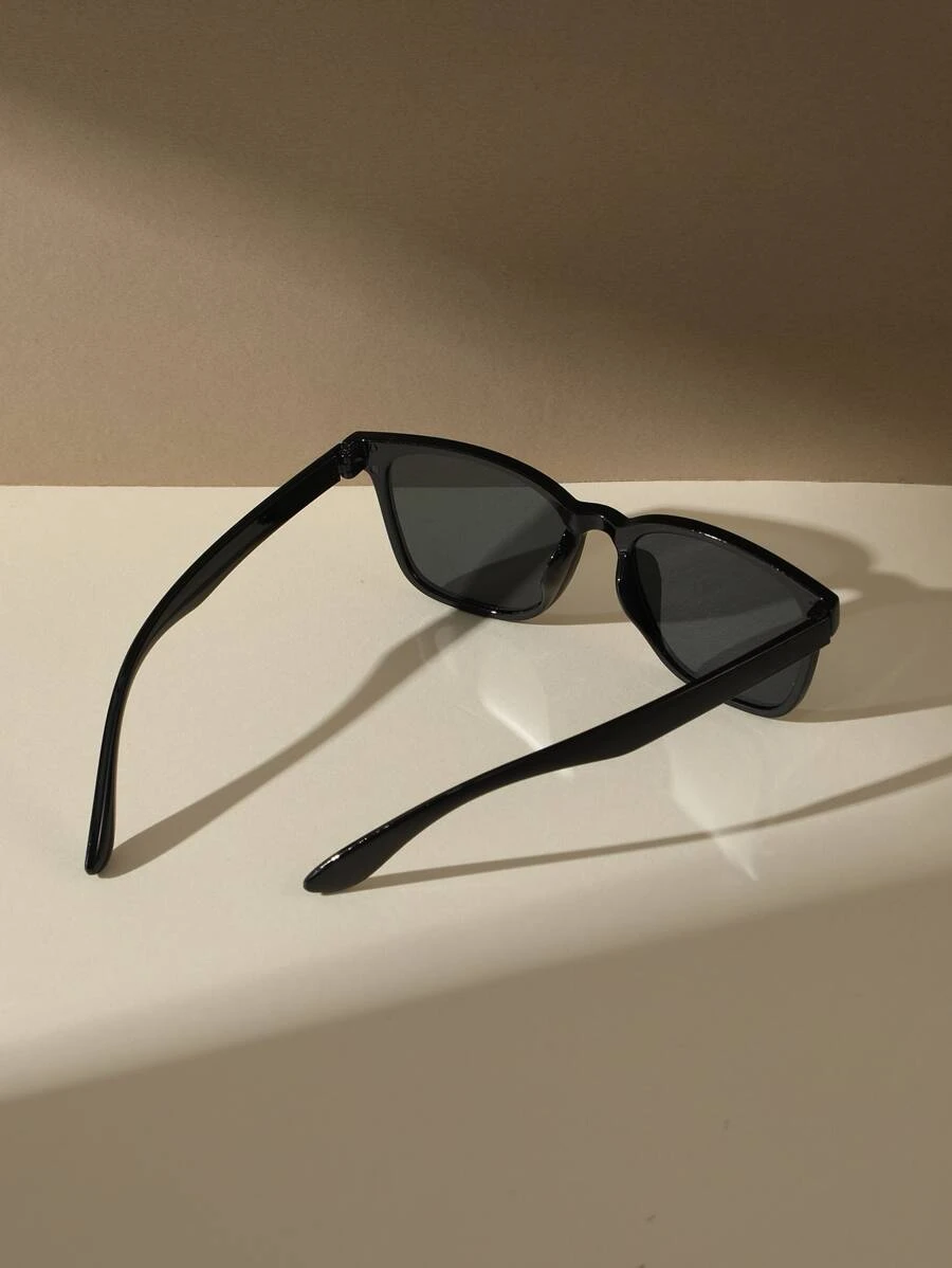 Sleek Black Rectangular Sunglasses
